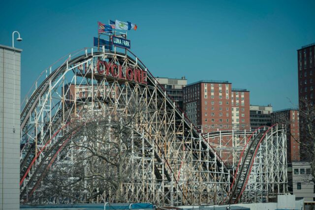A icônica montanha-russa Coney Island Cyclone abre para a 99ª temporada – completa com tradição excêntrica
