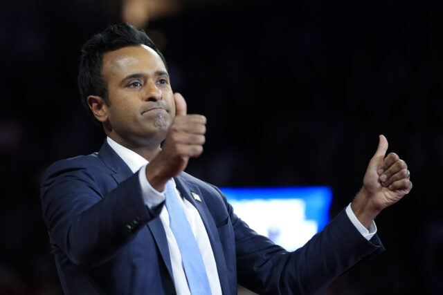 O senador norte-americano Sherrod Brown, D-Ohio, fala com apoiadores em um comício de campanha, sábado, 5 de outubro de 2024, em Cincinnati. (Foto AP/Jeff Dean)