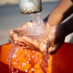 A importância da água potável para o futuro das crianças em áreas remotas