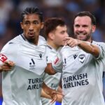 A impressionante cobrança de falta de Juan Mata contra o Sydney FC provoca reação instantânea de Bruno Fernandes