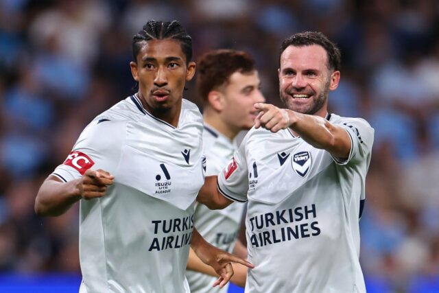 A impressionante cobrança de falta de Juan Mata contra o Sydney FC provoca reação instantânea de Bruno Fernandes
