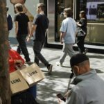Os compradores descansam no Pitt St Mall, no CBD de Sydney.
