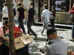 A inflação diminui um pouco, mas espera-se que mais dificuldades nos preços atinjam os australianos Os compradores descansam no Pitt St Mall, no CBD de Sydney.