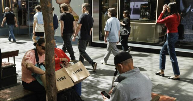Os compradores descansam no Pitt St Mall, no CBD de Sydney.