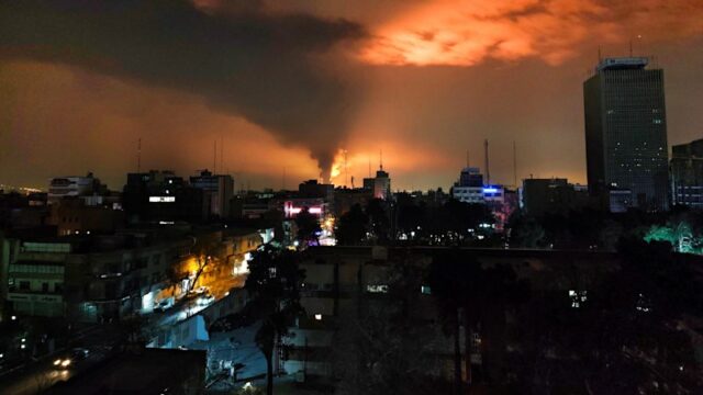 Fumaça e chamas subindo dos ataques aéreos em Teerã na noite de sábado (horário local).