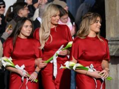 A irmã de Adam Peaty, Bethany, quebra o silêncio sobre a rivalidade familiar com os Ramsays e seus ‘mundos muito diferentes’ ao se reconciliar com sua mãe depois de ser acusada de ‘vender sua alma’ para comparecer a um casamento de primeira linha A irmã de Adam Peaty, Bethany, que foi o único membro da família autorizado a comparecer ao casamento, quebrou o silêncio sobre a rivalidade de sua família com os Ramsays (Bethany, no centro, é retratada no casamento com Megan e Tilly Ramsay)