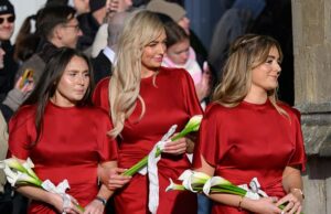 A irmã de Adam Peaty, Bethany, quebra o silêncio sobre a rivalidade familiar com os Ramsays e seus ‘mundos muito diferentes’ ao se reconciliar com sua mãe depois de ser acusada de ‘vender sua alma’ para comparecer a um casamento de primeira linha A irmã de Adam Peaty, Bethany, que foi o único membro da família autorizado a comparecer ao casamento, quebrou o silêncio sobre a rivalidade de sua família com os Ramsays (Bethany, no centro, é retratada no casamento com Megan e Tilly Ramsay)