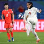 A jogadora iraniana Sara Didar contém as lágrimas ao responder a uma pergunta relacionada à guerra na Copa Asiática Feminina