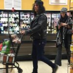 Este roqueiro icônico teve uma figura muito improvável quando foi visto em uma loja discreta de supermercado com sua namorada de longa data, Meegan Hodges, esta semana