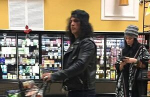 A lenda do rock parece muito diferente de sua personalidade no palco durante uma discreta loja de supermercado com sua namorada Este roqueiro icônico teve uma figura muito improvável quando foi visto em uma loja discreta de supermercado com sua namorada de longa data, Meegan Hodges, esta semana