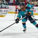 Sarah Fillier nº 10 do New York Sirens patina durante o jogo contra o Montréal Victoire em 26 de fevereiro de 2026 no Prudential Center em Newark, Nova Jersey. (