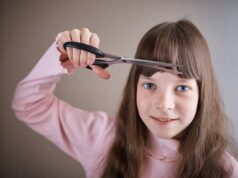 A mãe adora o cabelo ‘dourado líquido’ da filha – ela não está pronta para o que vê: ‘Oh, não’ Criança cortando o próprio cabelo