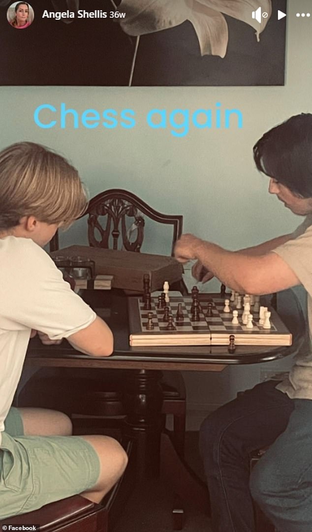 A mãe devotada cujo filho autista e odioso culpou seu Angela Shellis era uma mãe amorosa que ficava mais feliz quando estava em casa com 'meus meninos' - seu filho de 18 anos, Tristan Roberts (à direita) e seu irmão Ethan, visto aqui jogando xadrez