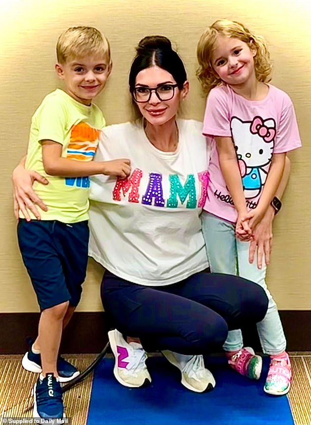 A mãe do Arkansas se matou na mansão onde seus A mãe do Arkansas se matou na mansão onde seus gêmeos, de 6 anos, também foram encontrados assassinados depois que o marido médico abusivo se recusou a impedir o divórcio