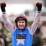 Tom Bellamy conquistou a vitória no White Noise no Mares' Novices' Hurdle em Cheltenham