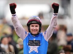 A mãe do jóquei vencedor tenta encontrar uma namorada para seu filho ao vivo na TV após seu triunfo no Festival de Cheltenham: ‘Qualquer pessoa aí… ele é um bom rapaz’ Tom Bellamy conquistou a vitória no White Noise no Mares' Novices' Hurdle em Cheltenham