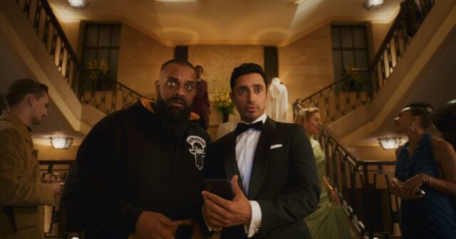 A maravilhosa comédia de Riz Ahmed, 'Bait', é construída em A maravilhosa comédia de Riz Ahmed, 'Bait', é construída em torno de um homem em crise, assim como James Bond