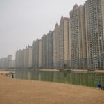 À medida que a economia da China abranda, alguns jovens estão a comprar apartamentos baratos para se “aposentarem” mais cedo