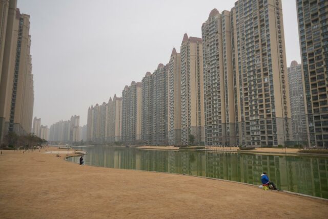 À medida que a economia da China abranda, alguns jovens À medida que a economia da China abranda, alguns jovens estão a comprar apartamentos baratos para se “aposentarem” mais cedo
