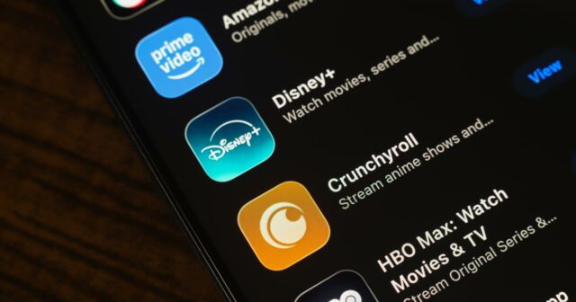 À medida que as taxas de assinatura de streaming aumentam, mais consumidores optam por pagar menos e assistir a anúncios
