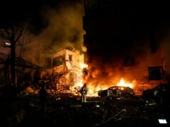 À medida que os bombardeamentos continuam, o objectivo de guerra de Israel no Irão torna-se claro: mudança de regime Uma nuvem de fumaça ascende após um ataque militar na capital Teerã em 2 de março de 2026. O israelense