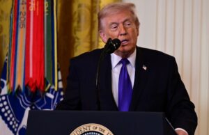 A mensagem confusa de Donald Trump sobre o Irã engrossa a névoa da guerra | Análise Trunfo