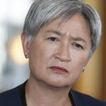 Líder do Governo no Senado e Ministra dos Negócios Estrangeiros Penny Wong durante uma conferência de imprensa no Parlamento em Canberra na quarta-feira, 4 de março de 2026. fedpol Foto: Alex Ellinghausen