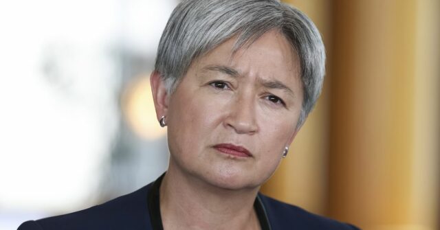 Líder do Governo no Senado e Ministra dos Negócios Estrangeiros Penny Wong durante uma conferência de imprensa no Parlamento em Canberra na quarta-feira, 4 de março de 2026. fedpol Foto: Alex Ellinghausen