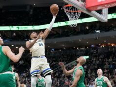 A mudança que Giannis Antetokounmpo quer fazer depois de retornar da última lesão do Bucks Giannis Antetokounmpo fazendo uma bandeja contestada por Derrick White.