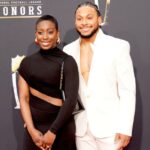 (Da esquerda para a direita) Tessa Mpagi e Antoine Winfield Jr. participam do 13º Annual NFL Honors no Resorts World Theatre em 8 de fevereiro de 2024 em Las Vegas, Nevada.