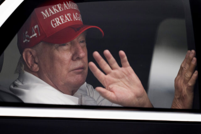 Apoiadores do presidente Donald Trump aguardam sua chegada para um comício de campanha no BOK Center, sábado, 20 de junho de 2020, em Tulsa, Oklahoma. (AP Photo/Evan Vucci)
