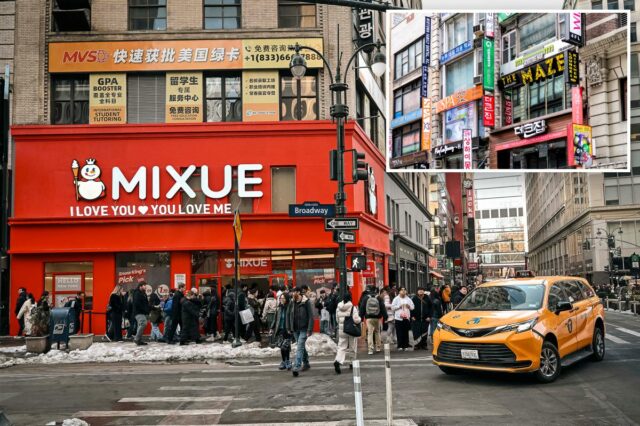 Uma cafeteria Mixue na Broadway em Koreatown, Nova York, com uma longa fila de clientes do lado de fora.