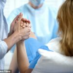 Uma enfermeira de trabalho de parto compartilhou as coisas que os homens fazem na sala de parto que lhe dão 'impulso' (imagem de banco de imagens)