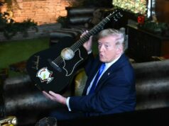 A pergunta de Trump sobre lutar contra Elvis em Graceland gera piadas online A pergunta de Trump sobre lutar contra Elvis em Graceland gera piadas online