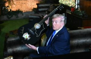 A pergunta de Trump sobre lutar contra Elvis em Graceland gera piadas online A pergunta de Trump sobre lutar contra Elvis em Graceland gera piadas online