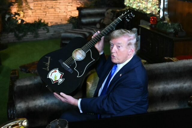 A pergunta de Trump sobre lutar contra Elvis em Graceland gera piadas online
