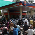 A polícia indiana gerencia longas filas à medida que aumenta o pânico devido à escassez de combustível