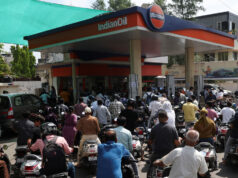 A polícia indiana gerencia longas filas à medida que aumenta o pânico devido à escassez de combustível A polícia indiana gerencia longas filas à medida que aumenta o pânico devido à escassez de combustível