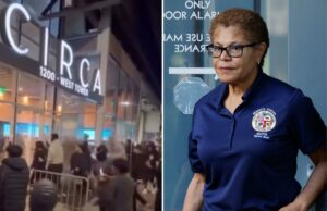 A prefeita Karen Bass reforça a presença do LAPD em DTLA depois que uma multidão violenta assume apartamentos de luxo A prefeita de Los Angeles, Karen Bass, sorri vestindo uma camisa pólo preta com o selo da cidade e uma jaqueta preta.
