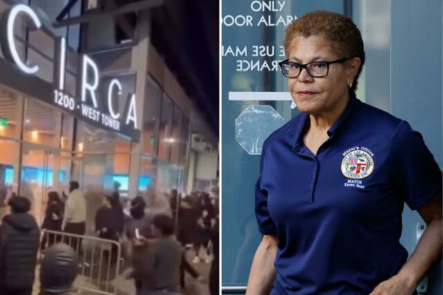A prefeita de Los Angeles, Karen Bass, sorri vestindo uma camisa pólo preta com o selo da cidade e uma jaqueta preta.