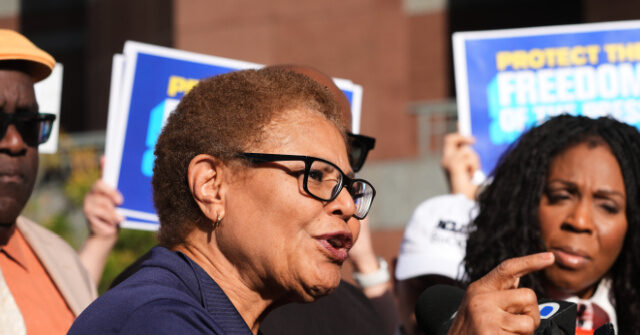 A prefeita de Los Angeles, Karen Bass, lidera a reeleição A prefeita de Los Angeles, Karen Bass, lidera a reeleição com mais de 50% de desaprovação
