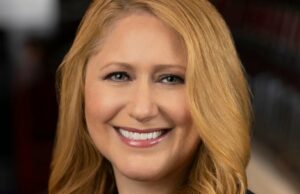 A presidente da Disney Entertainment TV, Debra OConnell Rejiggers, equipe de liderança após a promoção Dana Walder, Alan Bergman e Debra O'Connell (Crédito: Disney/Getty Images)