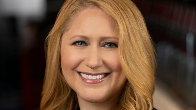 Dana Walder, Alan Bergman e Debra O'Connell (Crédito: Disney/Getty Images)