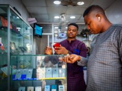 A pressão por smartphones de US$ 40 ganha impulso, mas ainda enfrenta obstáculos de custo A customer browses mobile phone handsets inside a shop at the Ikeja computer village market in Lagos, Nigeria, on Monday, March 29, 2021.