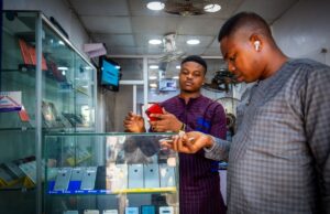A pressão por smartphones de US$ 40 ganha impulso, mas ainda enfrenta obstáculos de custo A customer browses mobile phone handsets inside a shop at the Ikeja computer village market in Lagos, Nigeria, on Monday, March 29, 2021.
