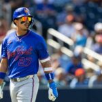 Mark Vientos (27), do New York Mets, ataca o Houston Astros durante o treinamento de primavera.