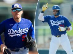 A programação do Dia de Abertura dos Dodgers apresenta surpresa sentimental Jogador do Los Angeles Dodgers com camisa azul com número 73, calça branca e capacete, apontando para cima com a mão direita durante o treinamento de primavera.