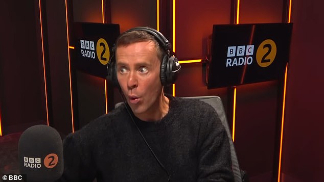 A própria equipe de produção de Scott Mills não foi A própria equipe de produção de Scott Mills não foi avisada sobre sua dramática demissão pela BBC. A estrela da Radio 2 foi dramaticamente demitida ontem por causa de supostas acusações sobre sua conduta pessoal