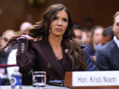 A queda de Kristi Noem em desgraça está longe de terminar 030526.Kristi_Noem_Out_Dogs.jpg