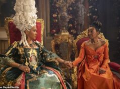 A rainha Charlotte realmente era negra, insiste a estrela de Bridgerton Na foto: Golda Rosheuvel como Rainha Charlotte e Adjoa Andoh como Lady Danbury